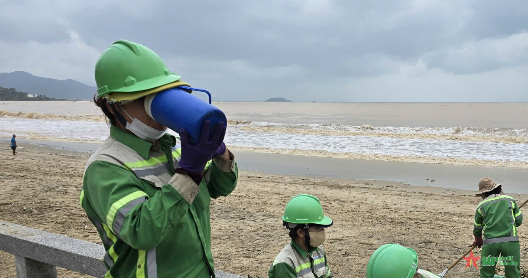 Công nhân xuyên đêm dọn rác trên bờ biển Nha Trang